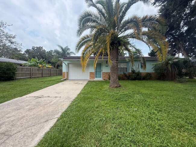 Building Photo - Charming 2 bedroom 1.5 bathroom home