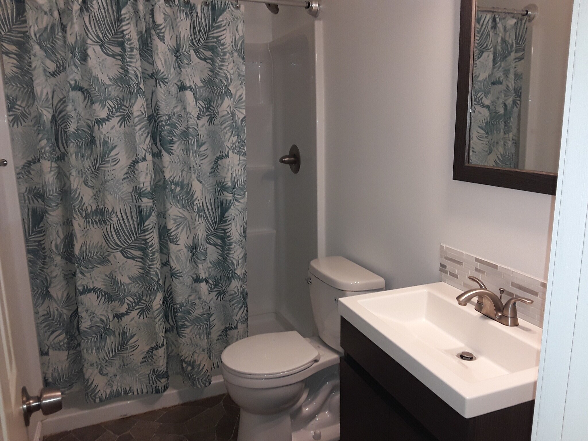 Full bathroom - 6730 Rock Ridge Rd SE