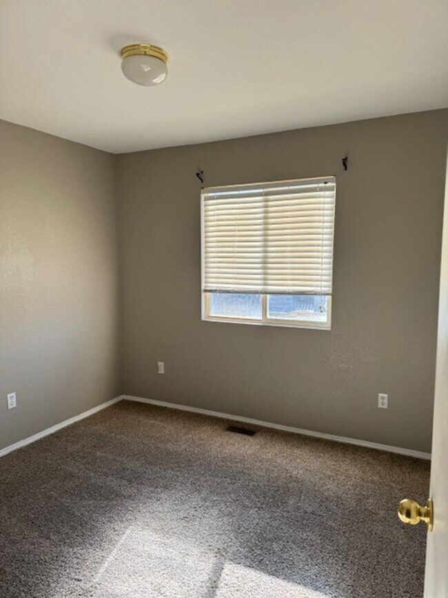 Building Photo - ALL PROSPECTIVE TENANTS MUST SUBMIT A $58 NON-REFUNDABLE APPLICATION FEE PER APPLICANT ONLINE AND...