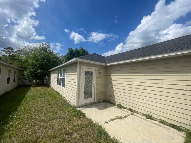 Building Photo - 3/2 Home in Palm Grove with Vaulted Ceilings and Updated Finishes