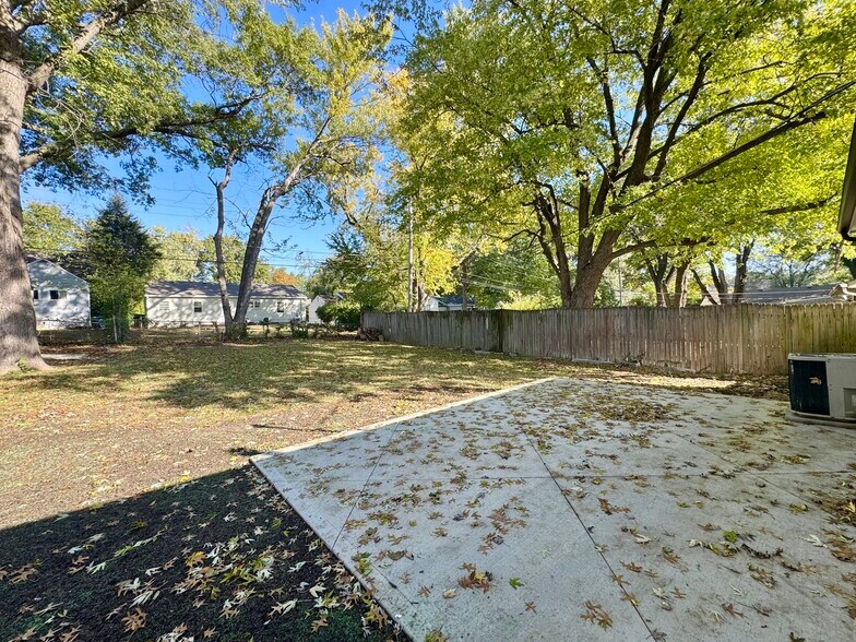 Building Photo - 2226 W 74th Ter