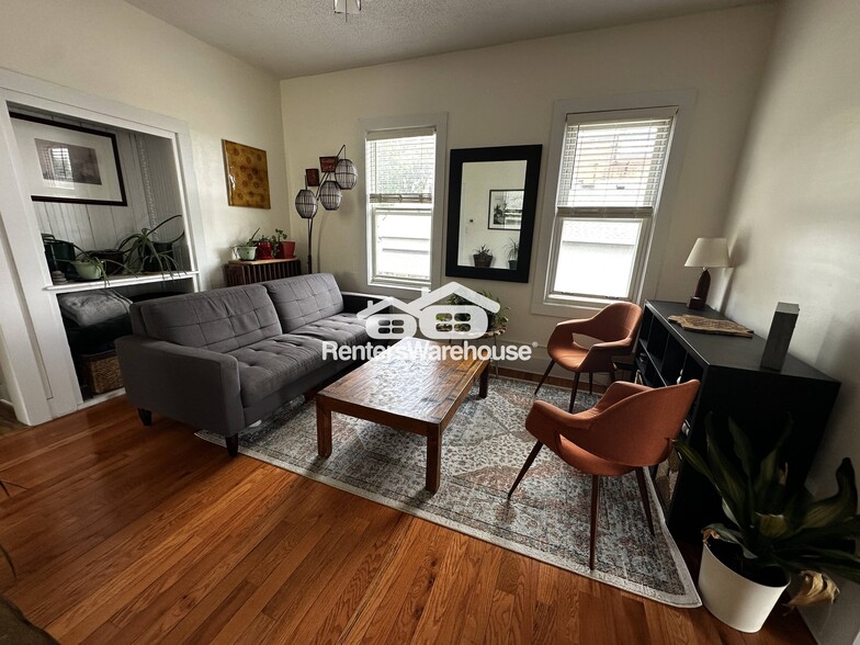 Building Photo - 1049 7th St W