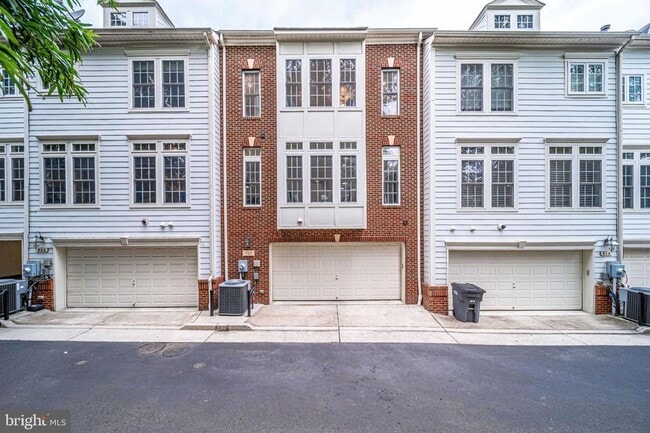 Building Photo - 820 W Glebe Rd