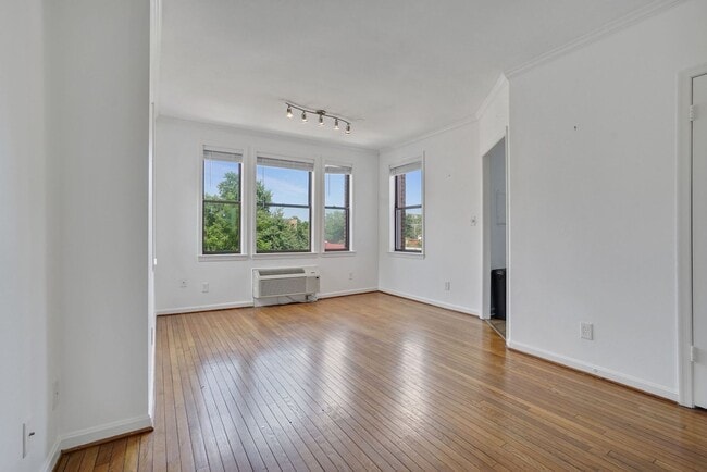 Building Photo - One month free rent with a lease start dat...
