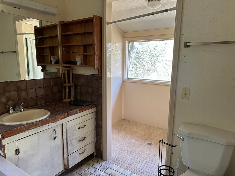 Large shower with a nature view - 3037 County Road 329