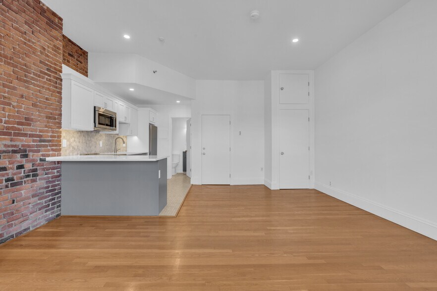 Building Photo - 389 Beacon St