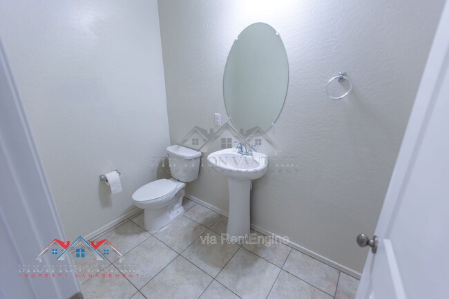 Building Photo - 5926 E Oasis Blvd