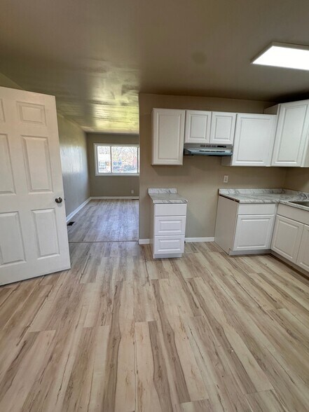 Building Photo - 4200 Narcissus Dr