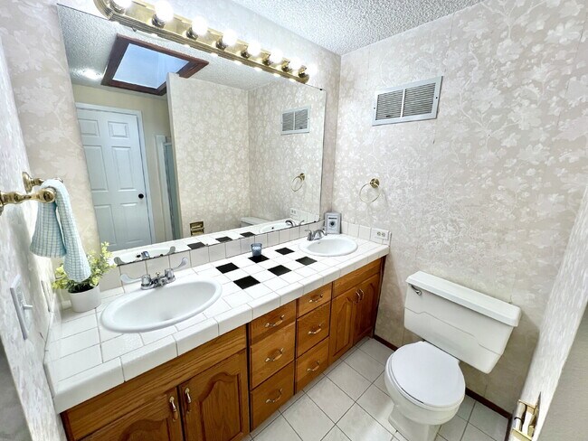 Building Photo - Spacious Living, Functional Comfort & Unbeatable Convenience