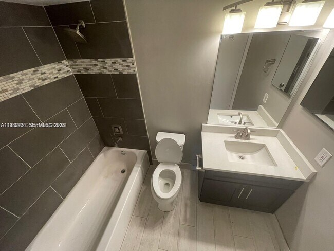 Building Photo - 2811 N Oakland Forest Dr