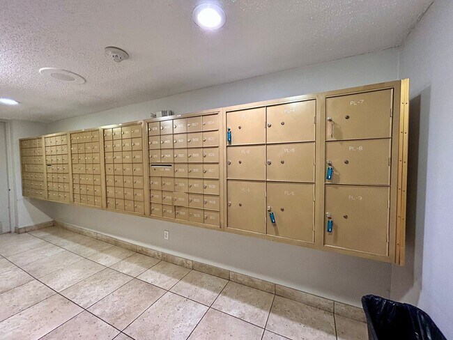 Building Photo - Beautiful 1-Bedroom Condo at Mountain Shadow Condominiums