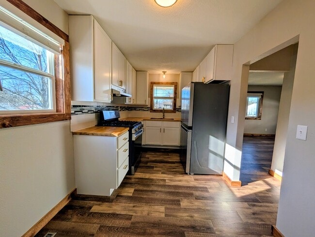 Building Photo - 906 S 1st St