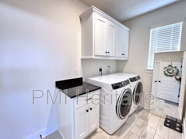 Building Photo - 2061 Larry Ln