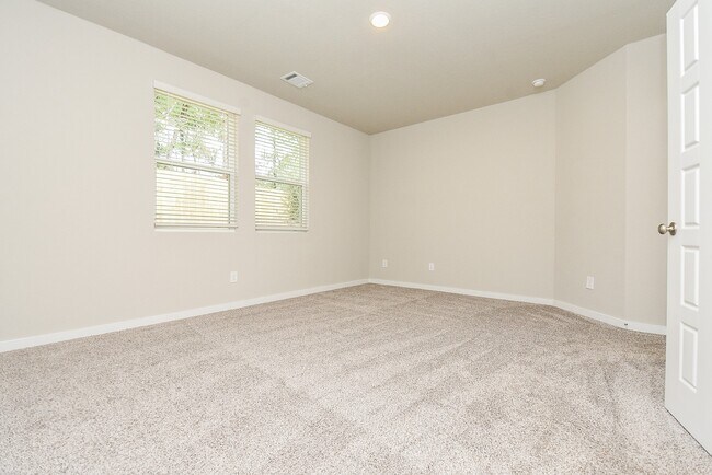 Building Photo - 2022 W Darlington Oak Ct