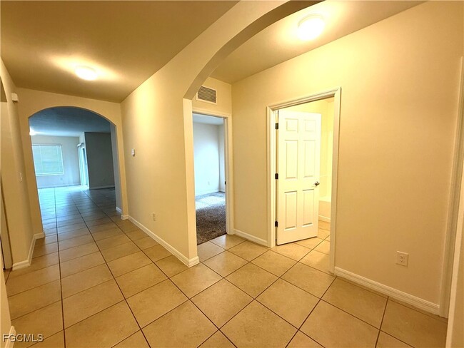 Building Photo - 902 SE 31st Terrace