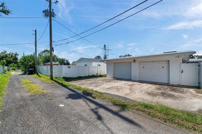 Building Photo - 4518 15th Ave N