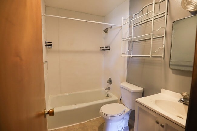 Building Photo - 2 Bed 1 Bath