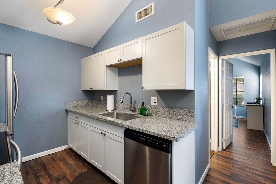 Building Photo - 602 North May-SI FL1-ID1625719P
