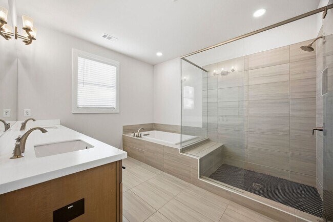 Building Photo - Walkable Lifetsyle in Westshore!