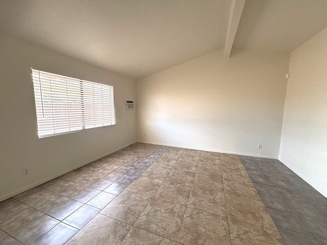 Building Photo - Priced to Rent Fast!!