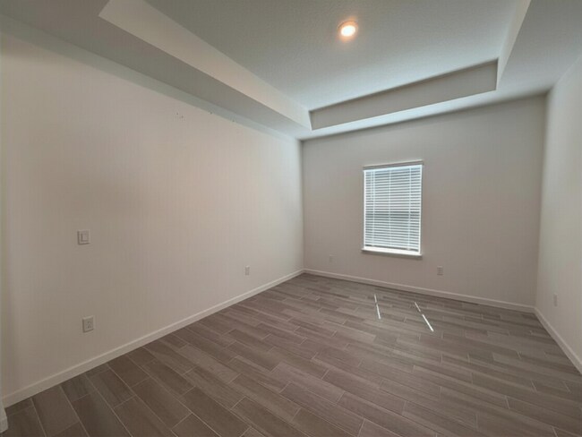 Building Photo - Highland Chase 3-Car Garage