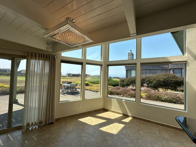 Building Photo - Stunning Home with Breathtaking Golf Cours...