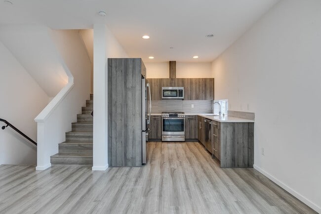 Building Photo - Queen Anne West Townhome with A/C Availabl...