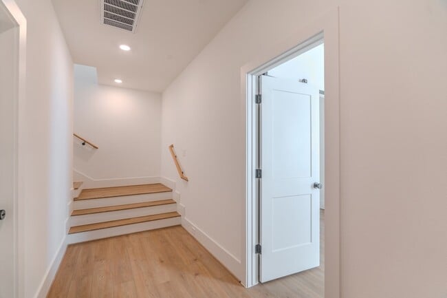 Building Photo - 7605 Victory Dr