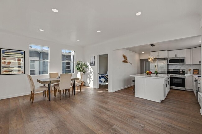 Building Photo - 4730 Melrose Ave