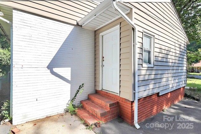 Building Photo - 228 Seneca Pl