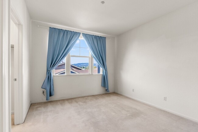 Building Photo - Modern, Private 2 Bed/2 Bath Townhouse wit...