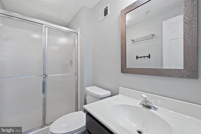 Building Photo - 806 Lilac Ct