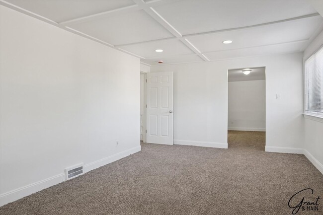 Building Photo - 4 bedroom $1550