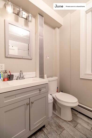 Building Photo - Private bedroom in 5 bed/2 bath Home