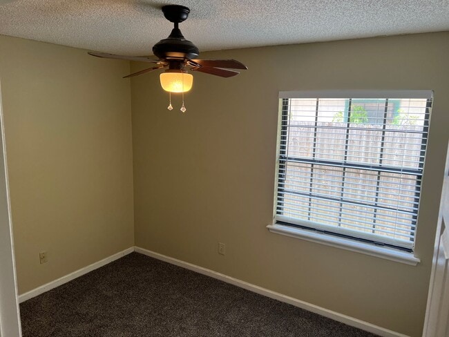 Building Photo - 3 bedroom 2 bath beauty