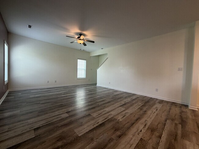 Building Photo - 302 E Franck St