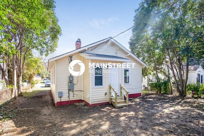 Building Photo - 3 Bedroom Pet-Friendly Home in Charlotte, NC with Main Street Renewal