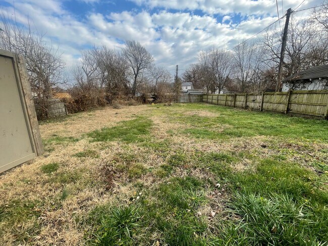 Building Photo - Available Now  LARGE 3 Bedroom 1 bath house