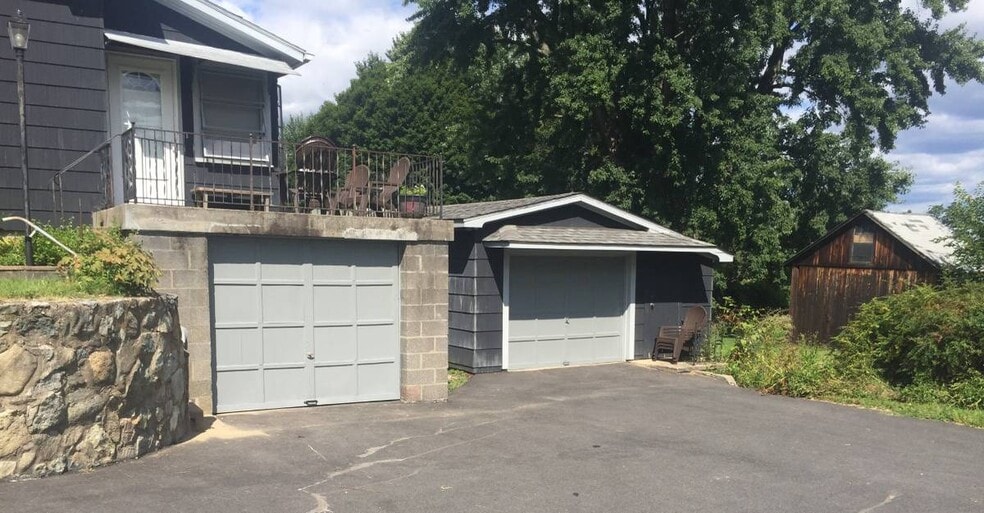 Building Photo - 319 Bridge St