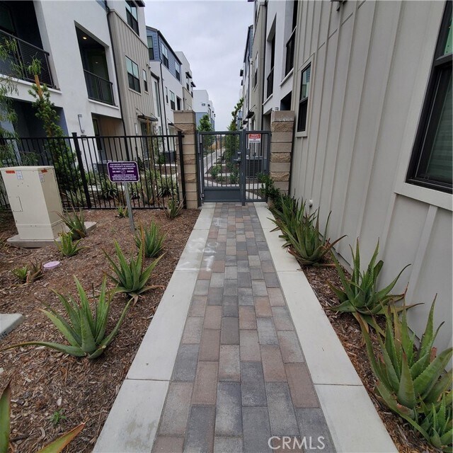 Building Photo - 944 N Divino Privado