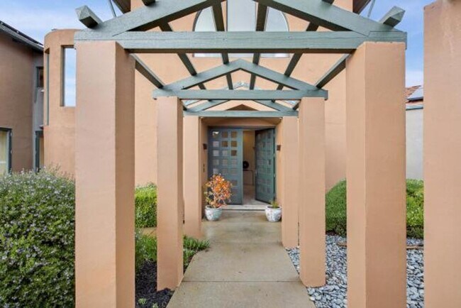 Building Photo - Luxury Living Above The Bay -- Iconic views!