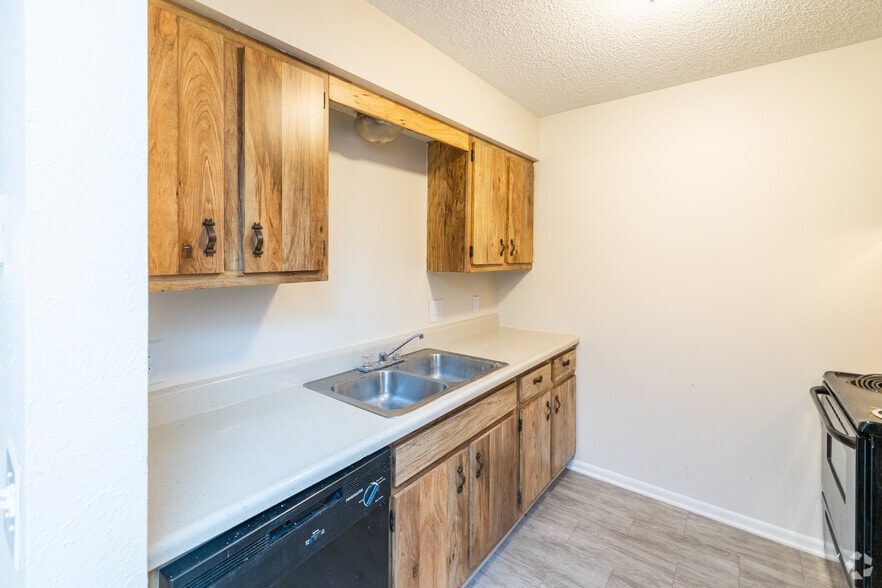 2BR, 1BA - 868SF - Kitchen - Park Terrace Apartments