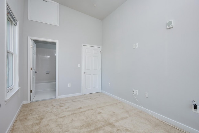 Building Photo - Easy and Convenient