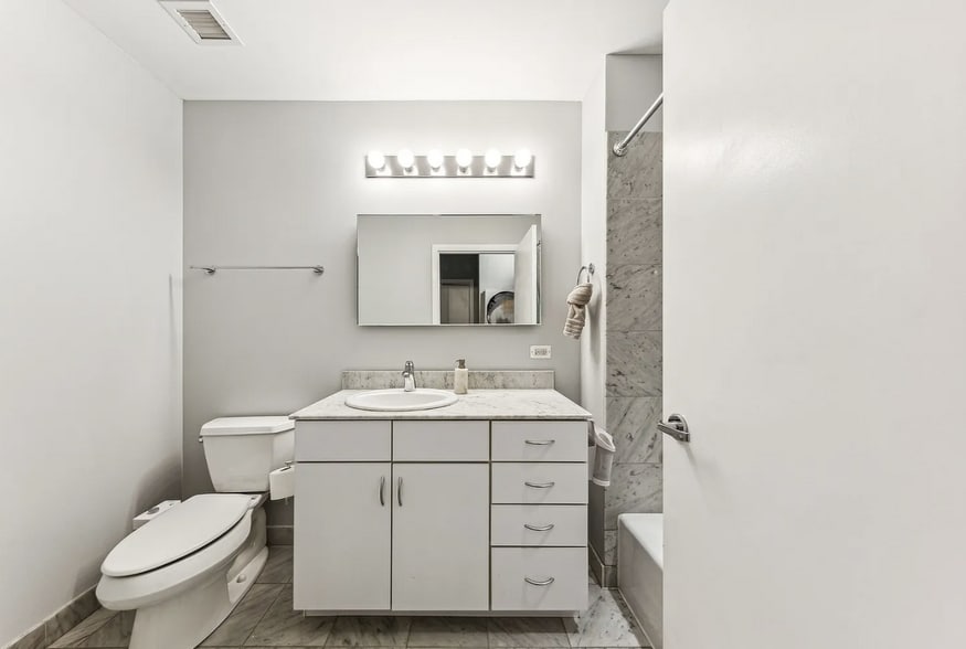 Building Photo - 860 W Blackhawk St