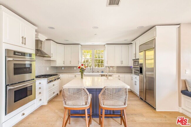 Building Photo - 3942 Glenridge Dr