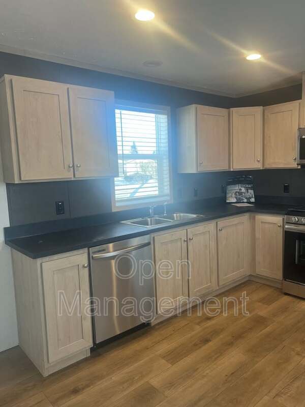 Building Photo - 825 1st Ave E