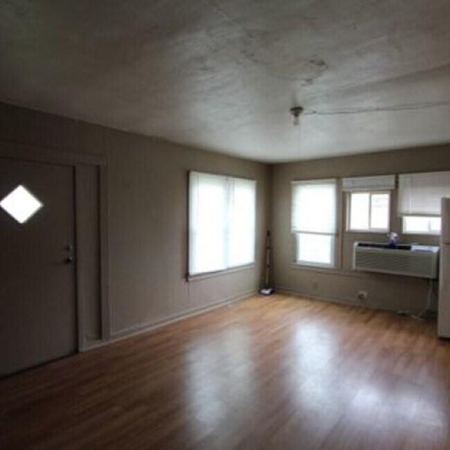 Building Photo - 415 Chatauqua Ln.