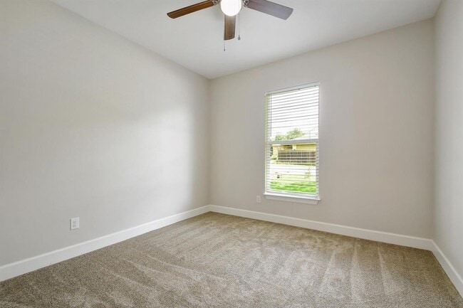 Building Photo - 2109 Meadow View Dr