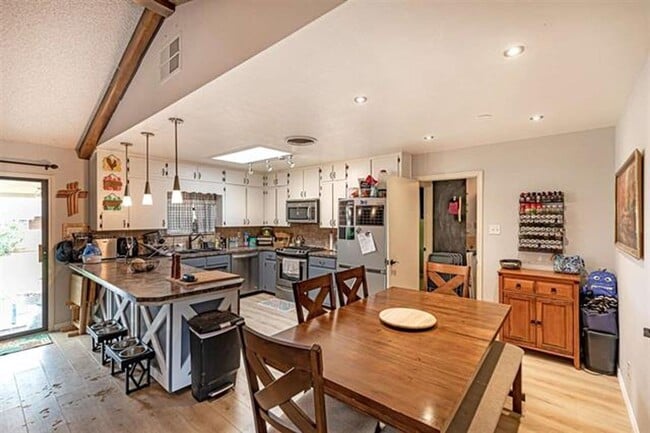Building Photo - Beautiful 4 Bedroom/2 Bath Home