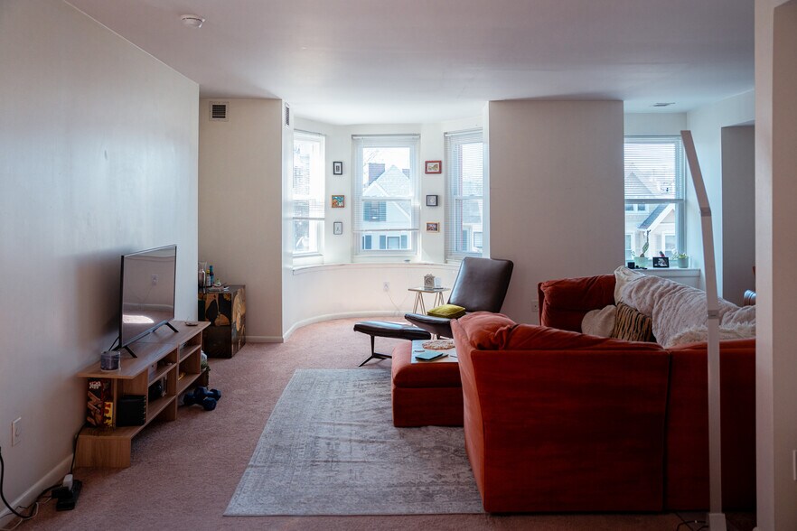 Building Photo - 625 S Negley Ave